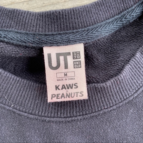 RARE Uniqlo KAWS x PEANUTS Snoopy Skateboard Crewneck Sweater - Picture 3 of 4